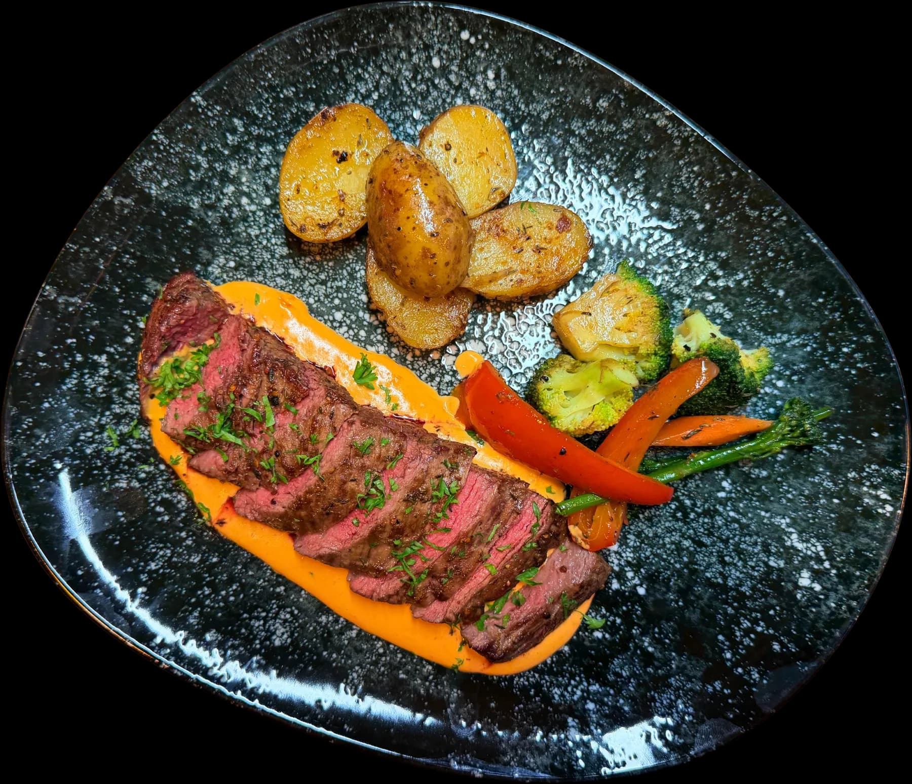 Avotulella grillattua pihviä, paahdettuja perunoita ja kasviksia